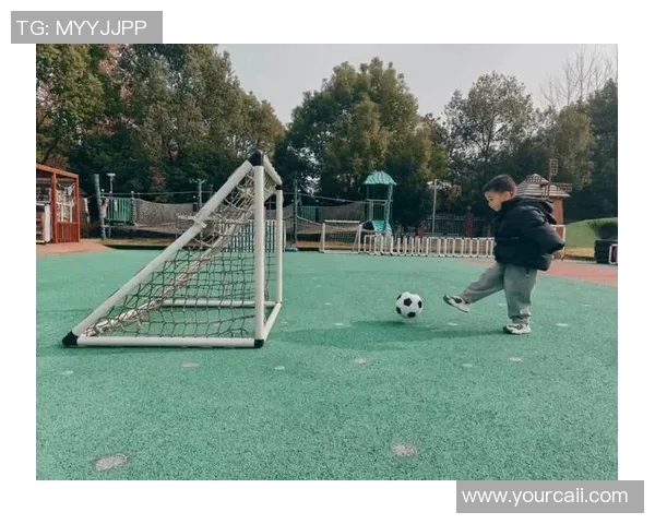 小小足球承载大梦想少年们的拼搏与成长之路 小小足球承载大梦想少年们的拼搏与成长之路